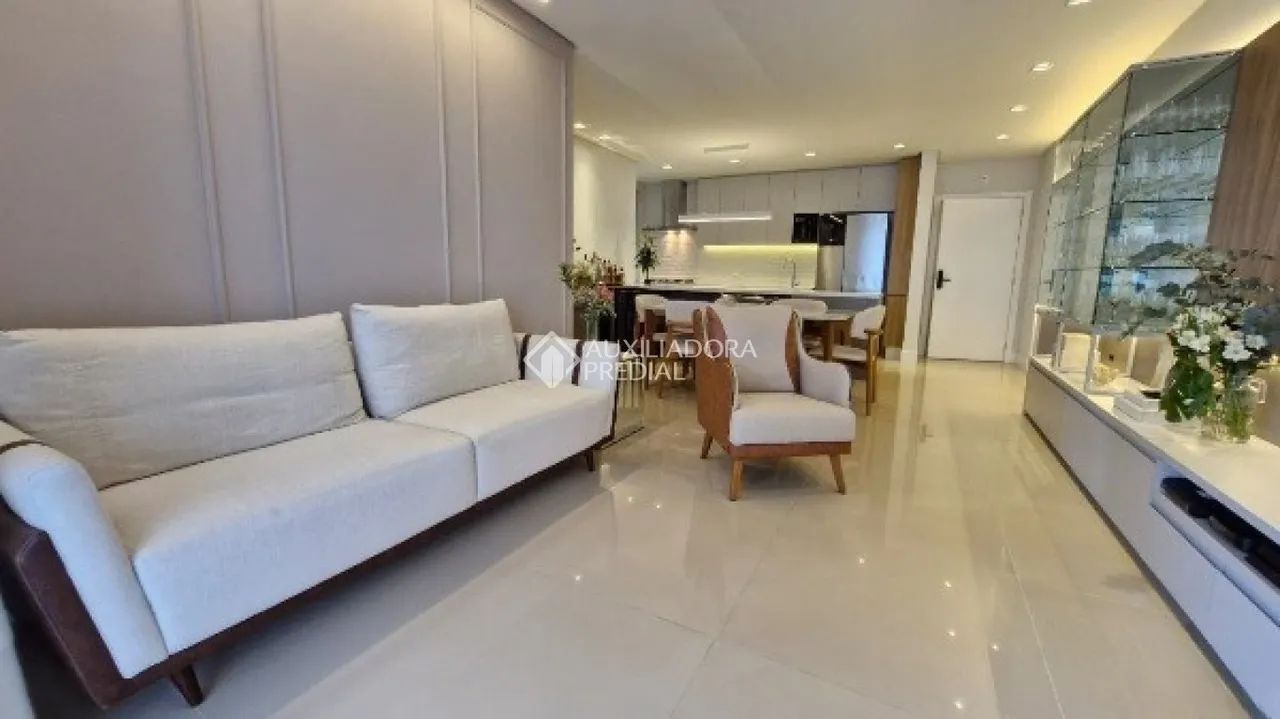 Apartamento mobiliado com 3 quartos sendo 1 suíte com closet e 2 demi-suítes e 111 m² priv - Foto 2