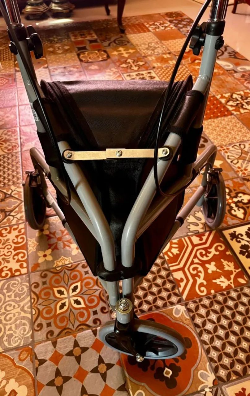 Andador com 3 rodas, freios e bolsa regulável, em excelente estado - Foto 2