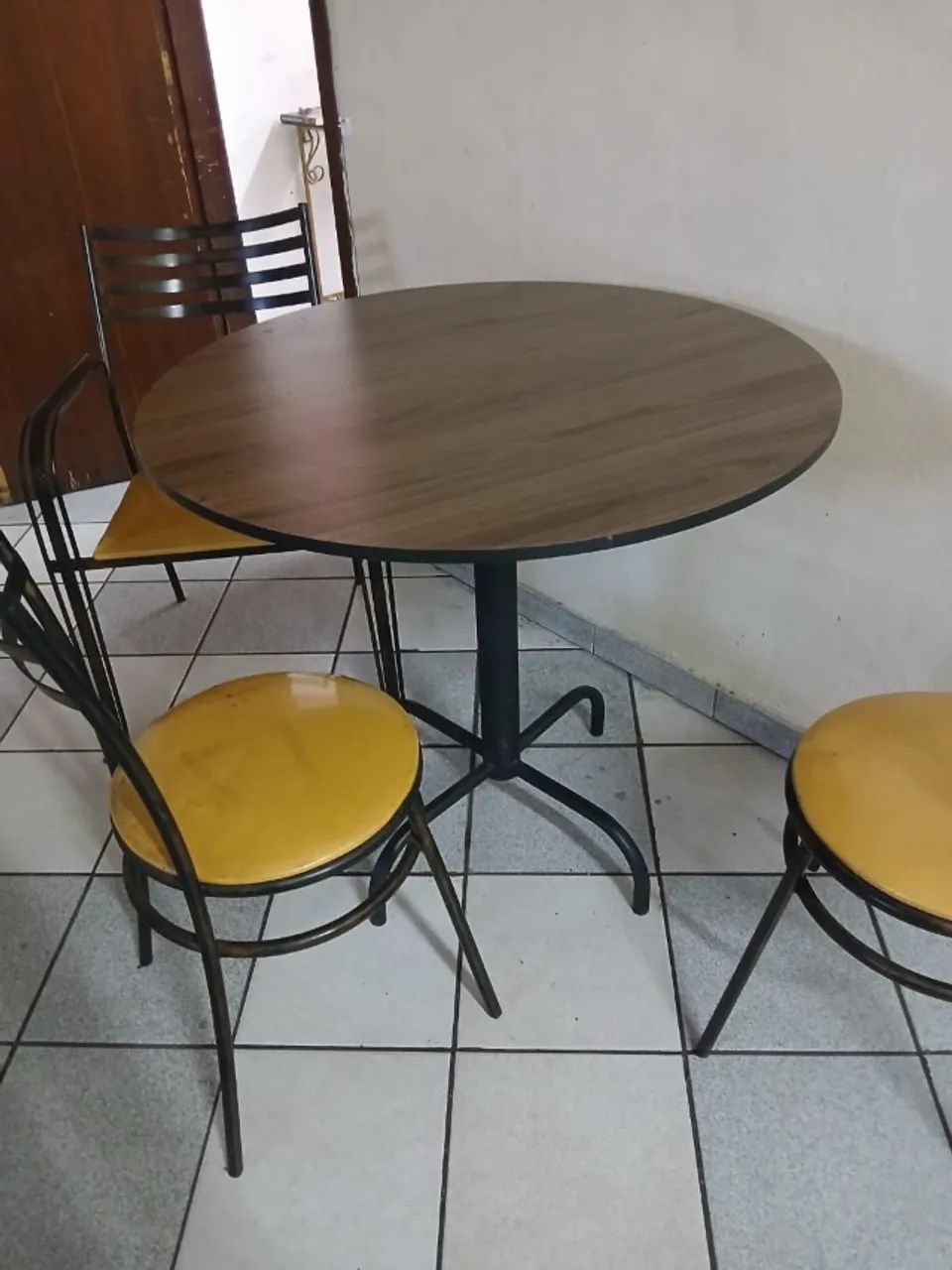 Mesas redondas com 3 cadeiras - Foto 5