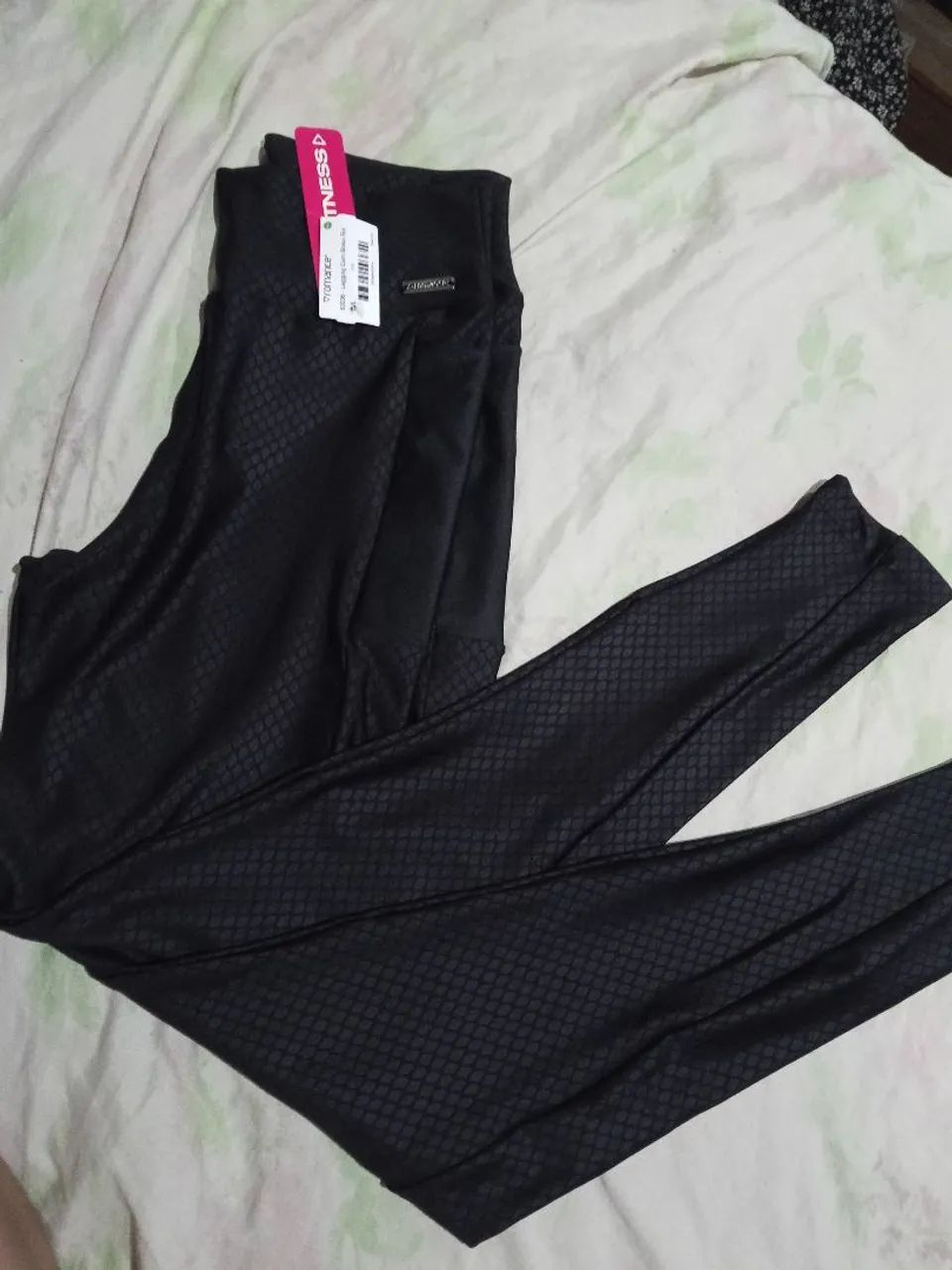 Vende se legging com bolso, romance