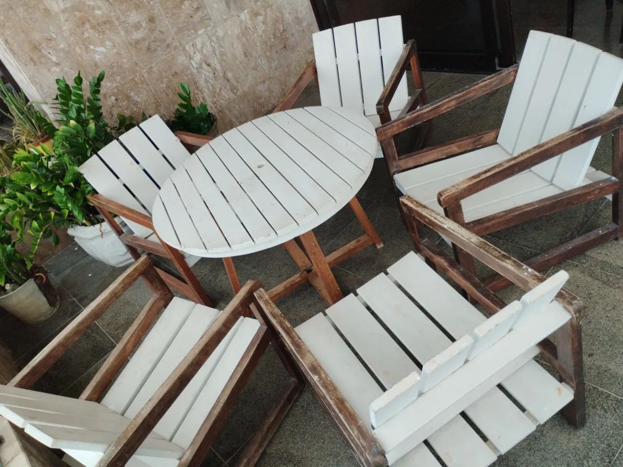 Mesa e 5 cadeiras de madeira para jardim 