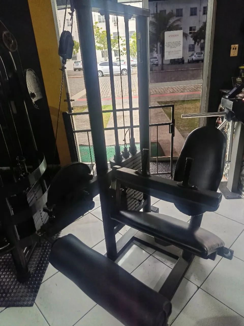 Vendo cadeira flexora para academia - Foto 2