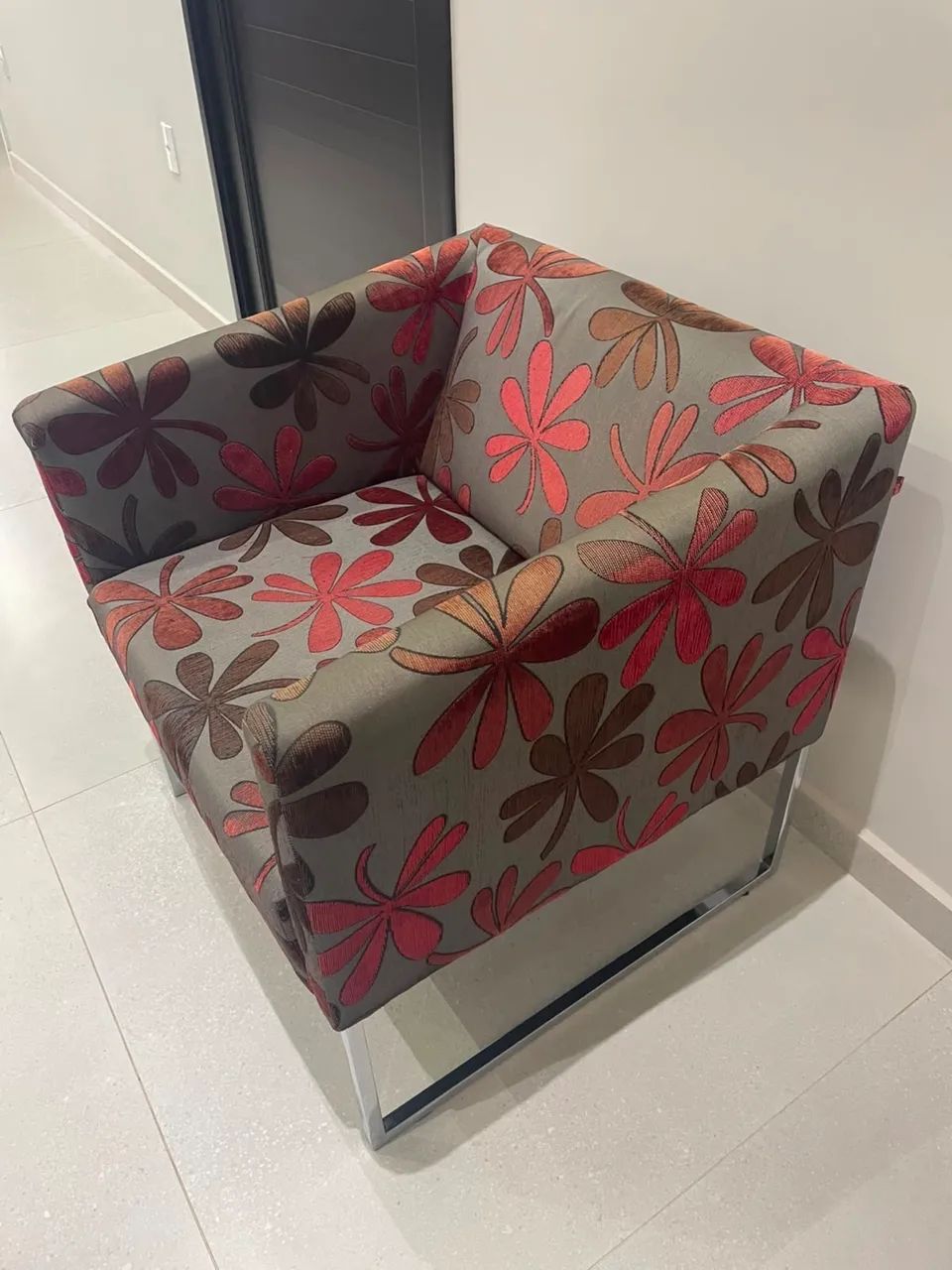 2 poltronas de tecido cm base em metal cromado 