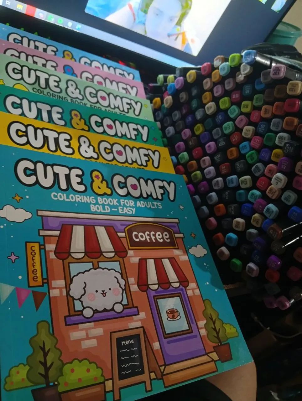 (TROCO) Kit 168 canetinhas markers Touch + 6 livros de colorir Cute & Comfy - Foto 2