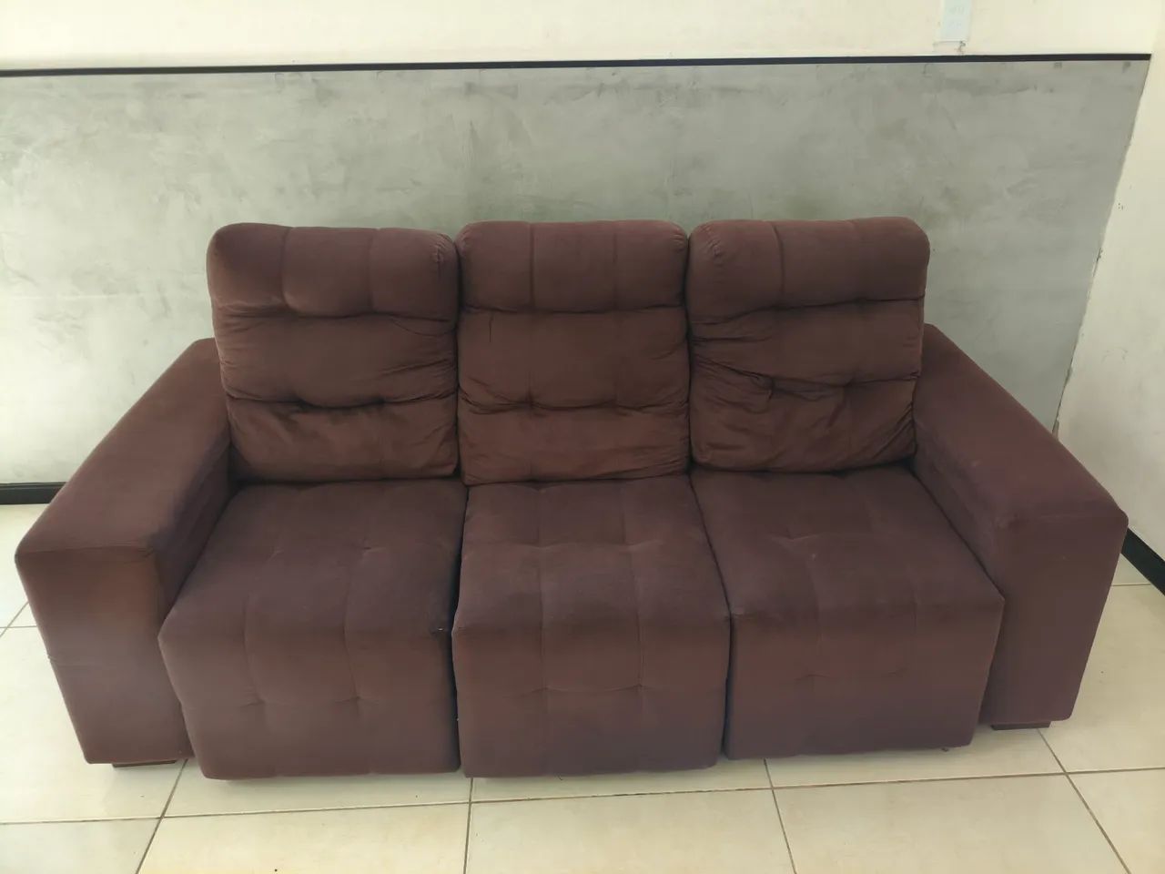 Sofá articulado três lugares .