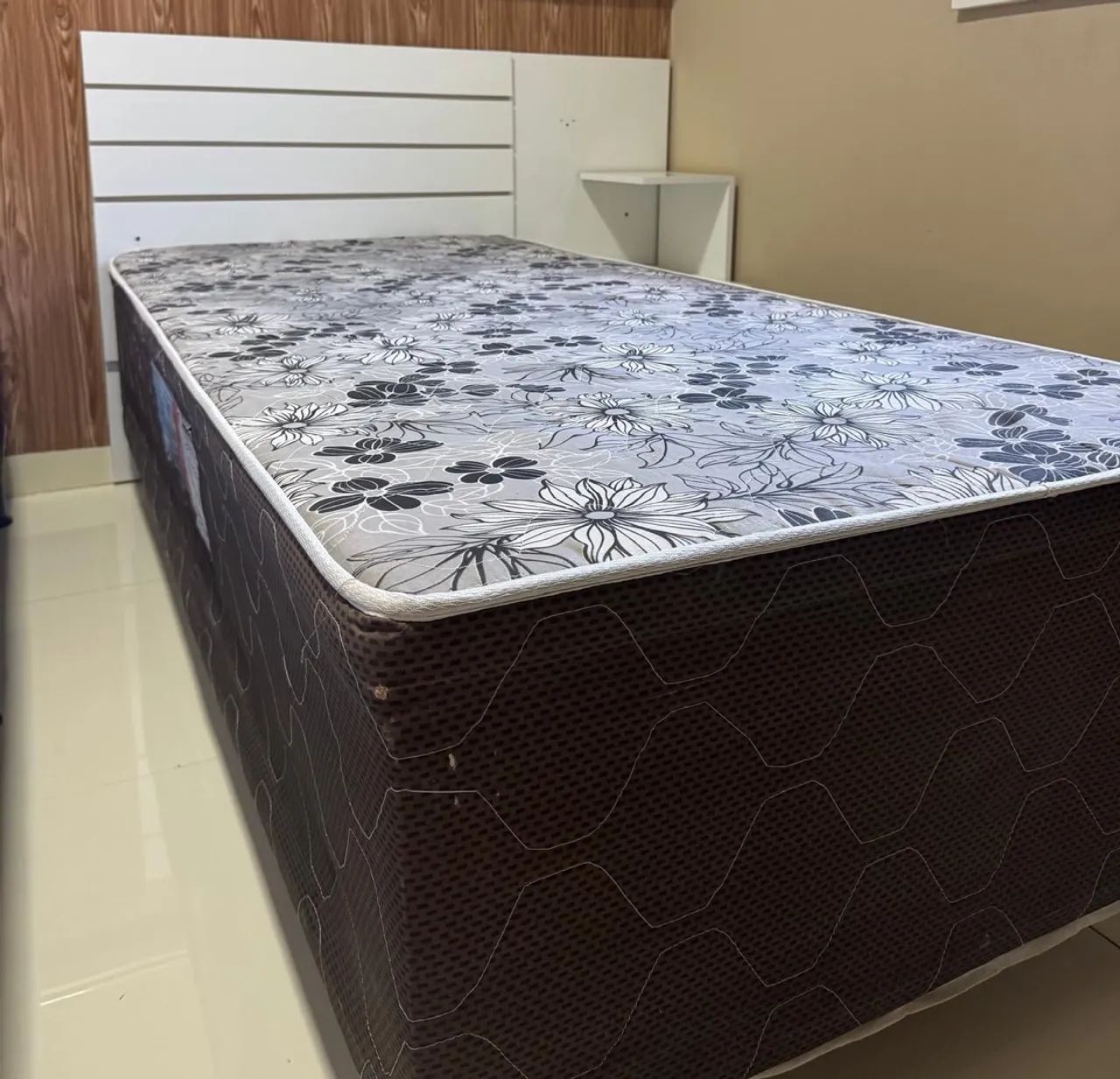 Vendo cama solteiro com painel e criado mudo  - Foto 3