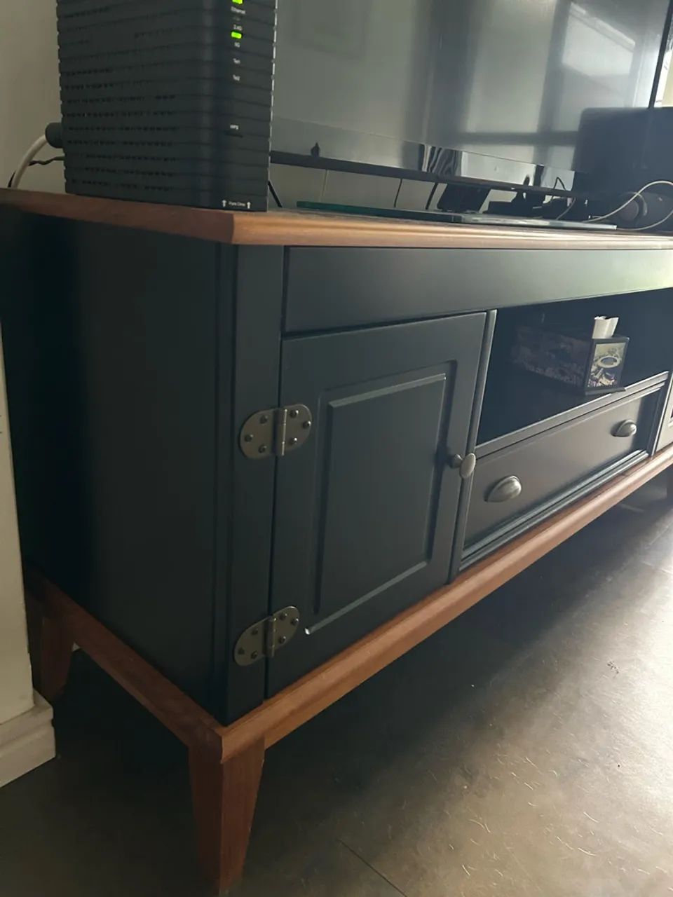 Rack preto com tampa e pés de madeira maciça 