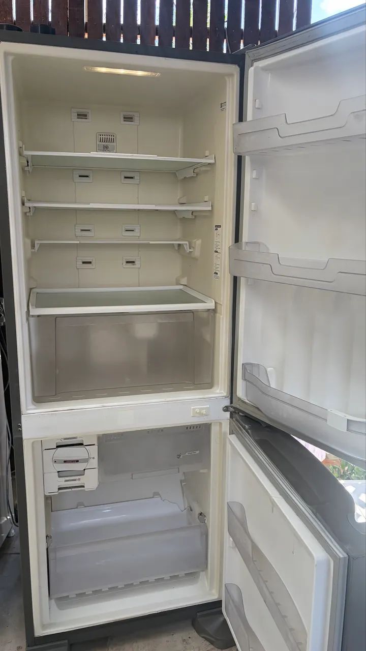 Geladeira inox cinza com marcas e funcionando faço entrega  - Foto 2