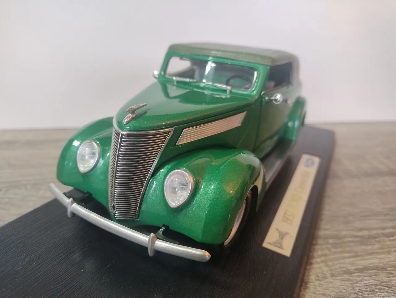 Ford 1937 Conversível - Road Legends 1/18 - Foto 3