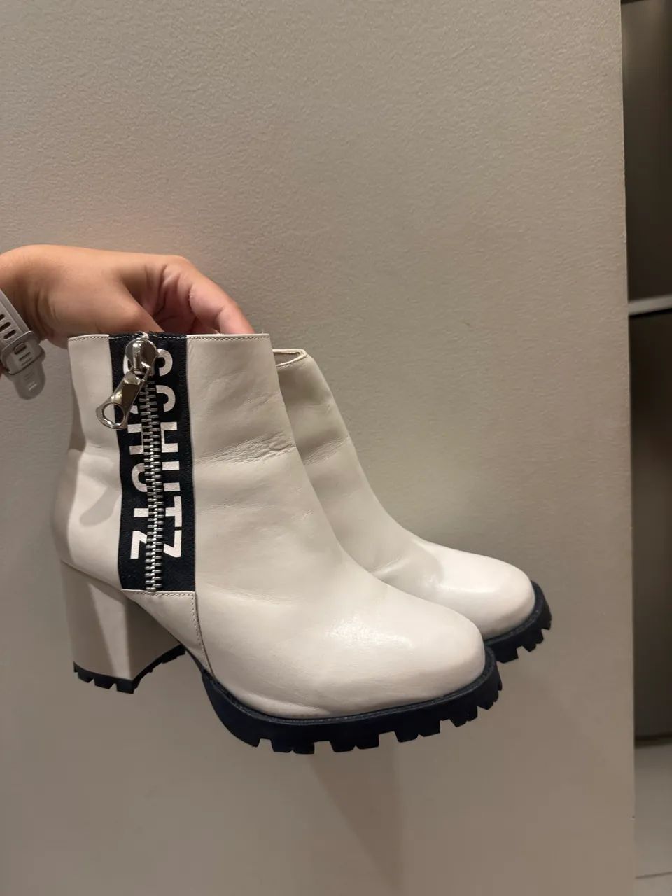 Bota Schutz branca com salto  - Foto 5