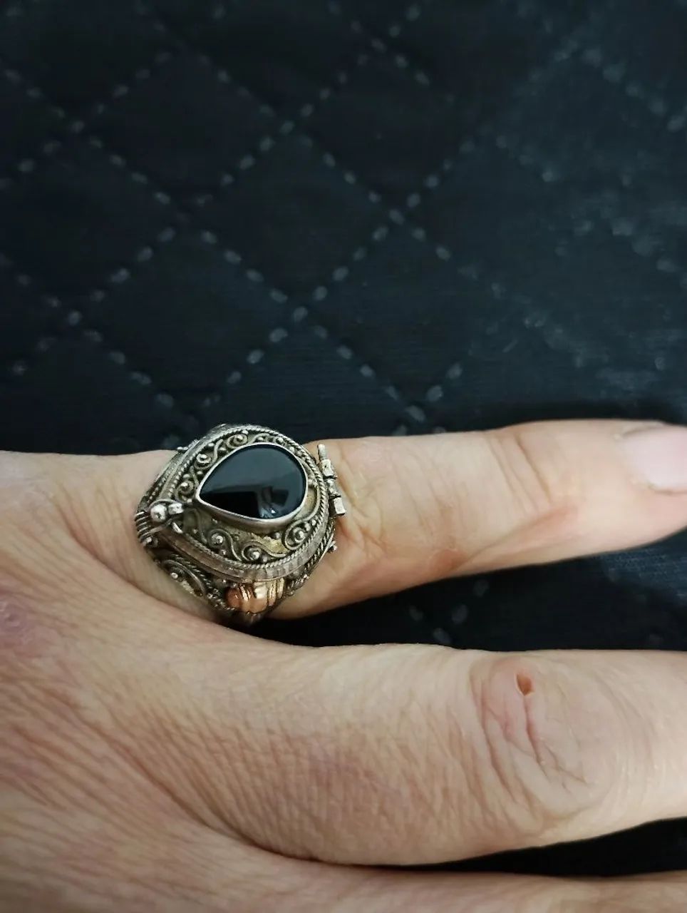 Anel Prata 925 relicário com pedra preta 