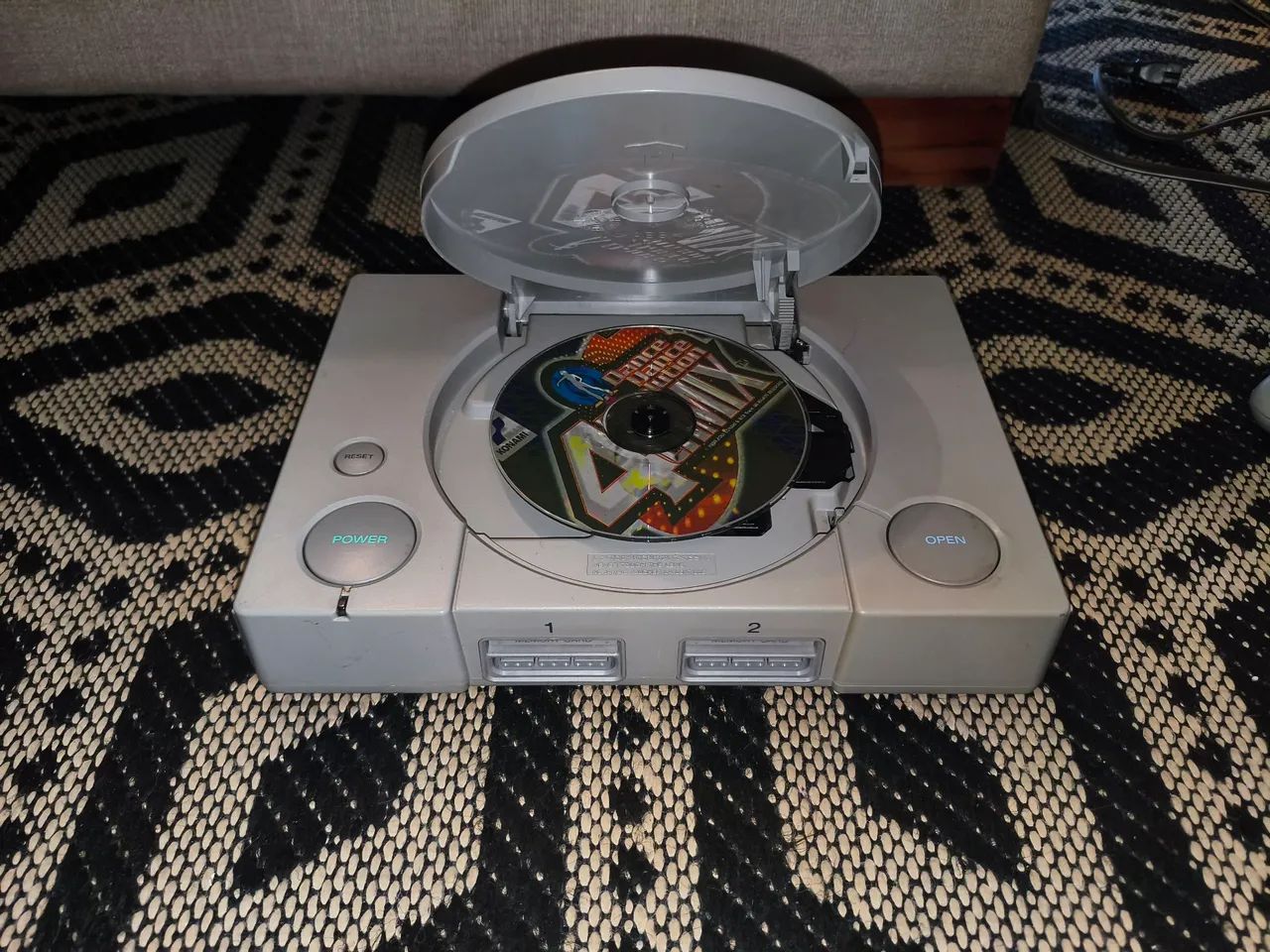 Playstation 1 com 2 controles - Foto 2