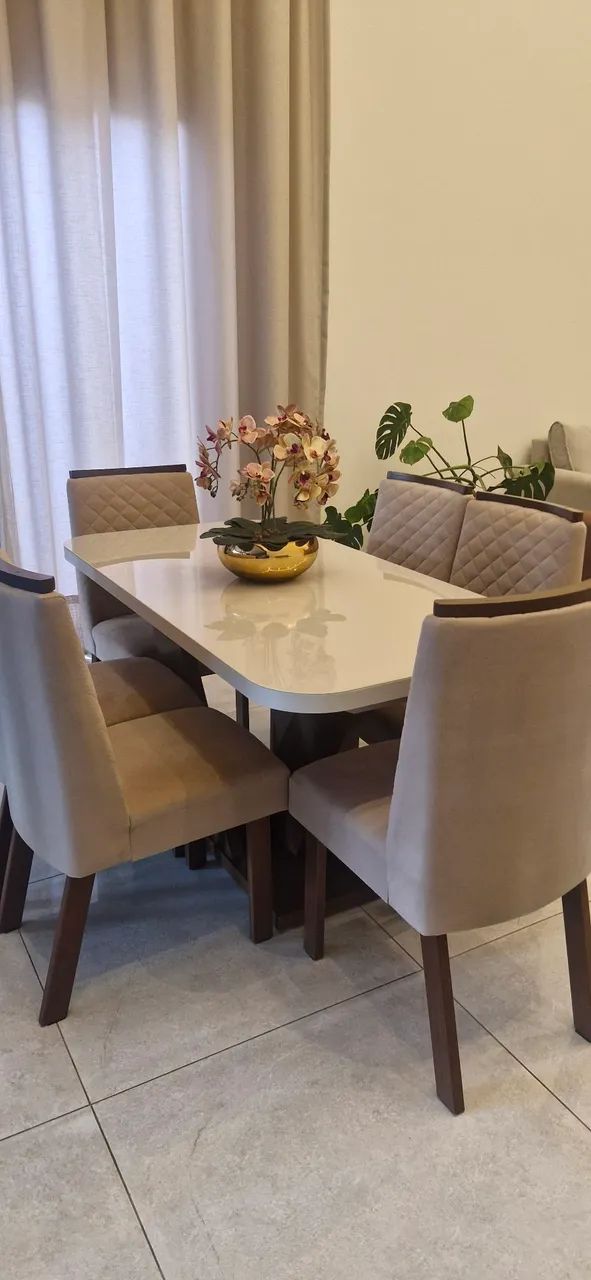Conjunto mesa e cadeiras
