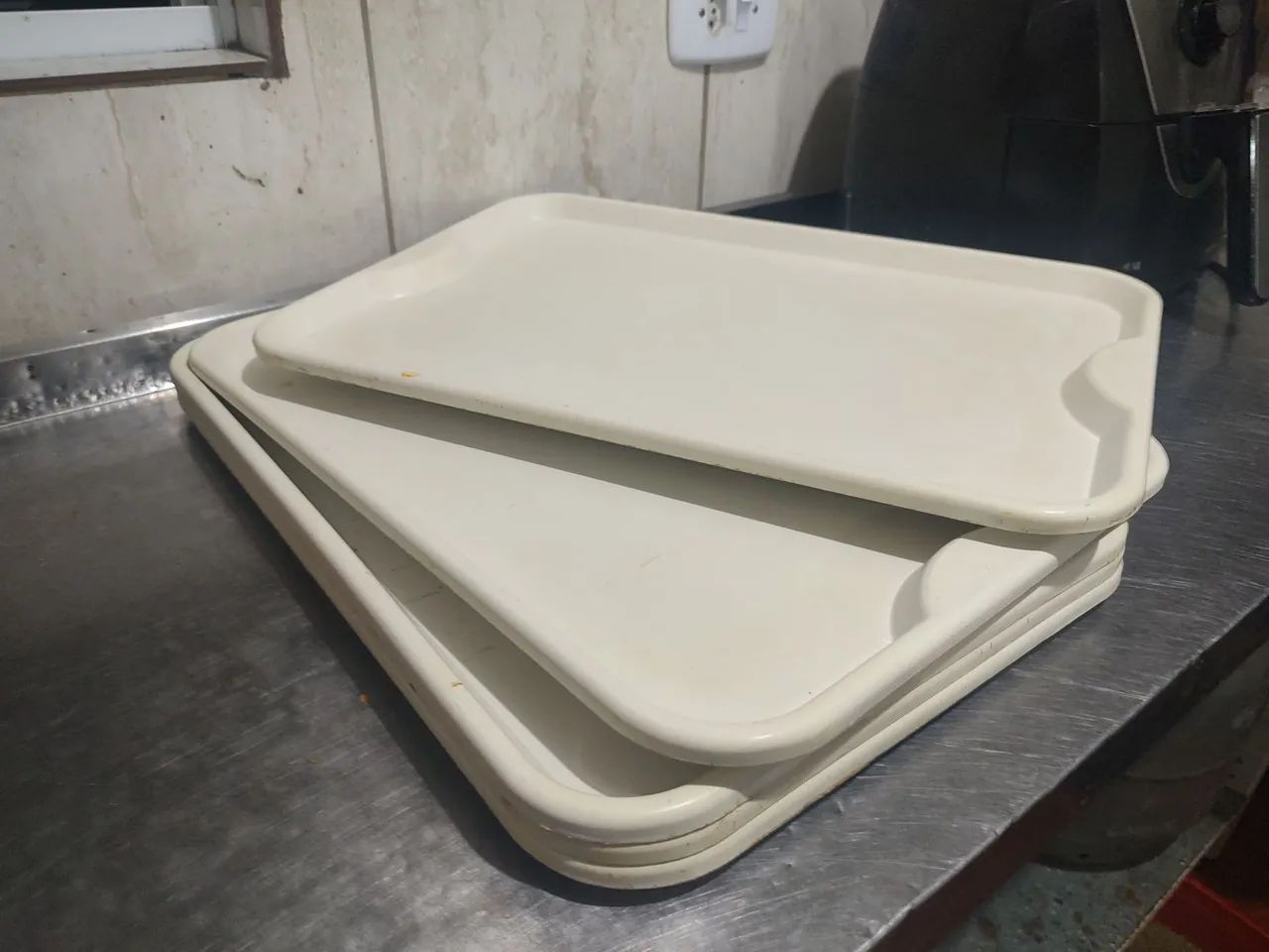 12 Bandejas Plásticas Brancas - Lote