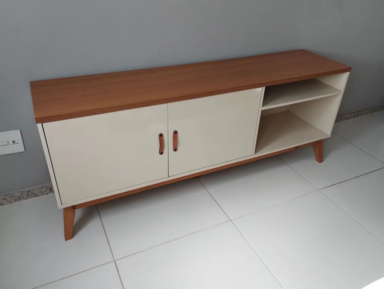 Rack moderno EDN EMem MDF/MDP com Pés de Madeira Maciça Oportunidade!