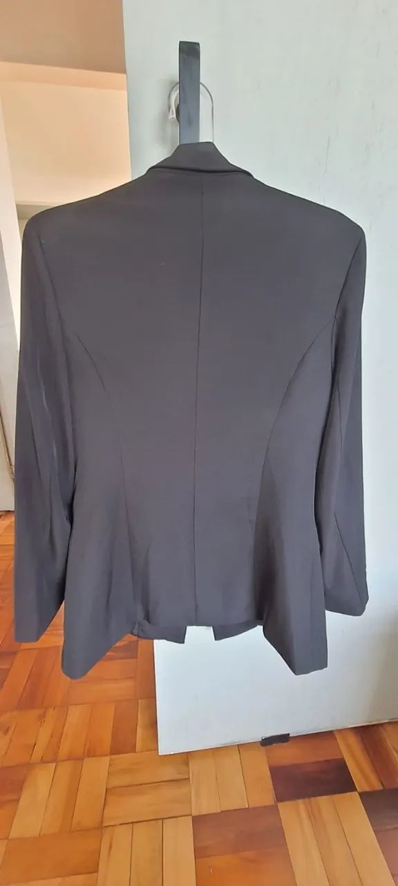 Blazer preto tamanho G, com ombreira.  - Foto 2