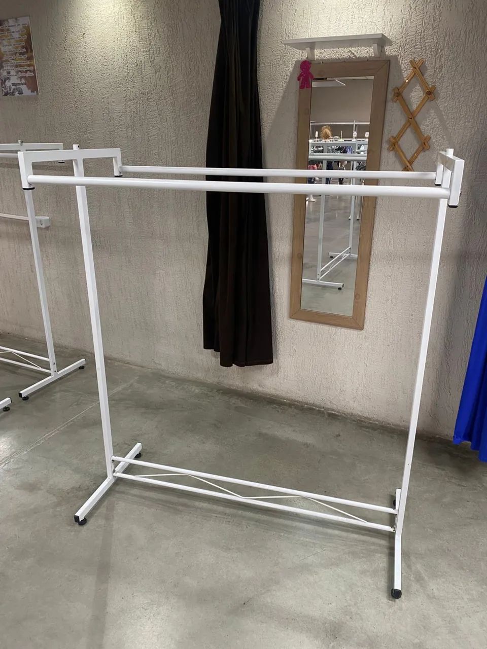 BAIXOU!!! VENDO ARARA DUPLA PARA ROUPAS SUPER RESISTENTE  EM EXCELENTE ESTADO - Foto 2