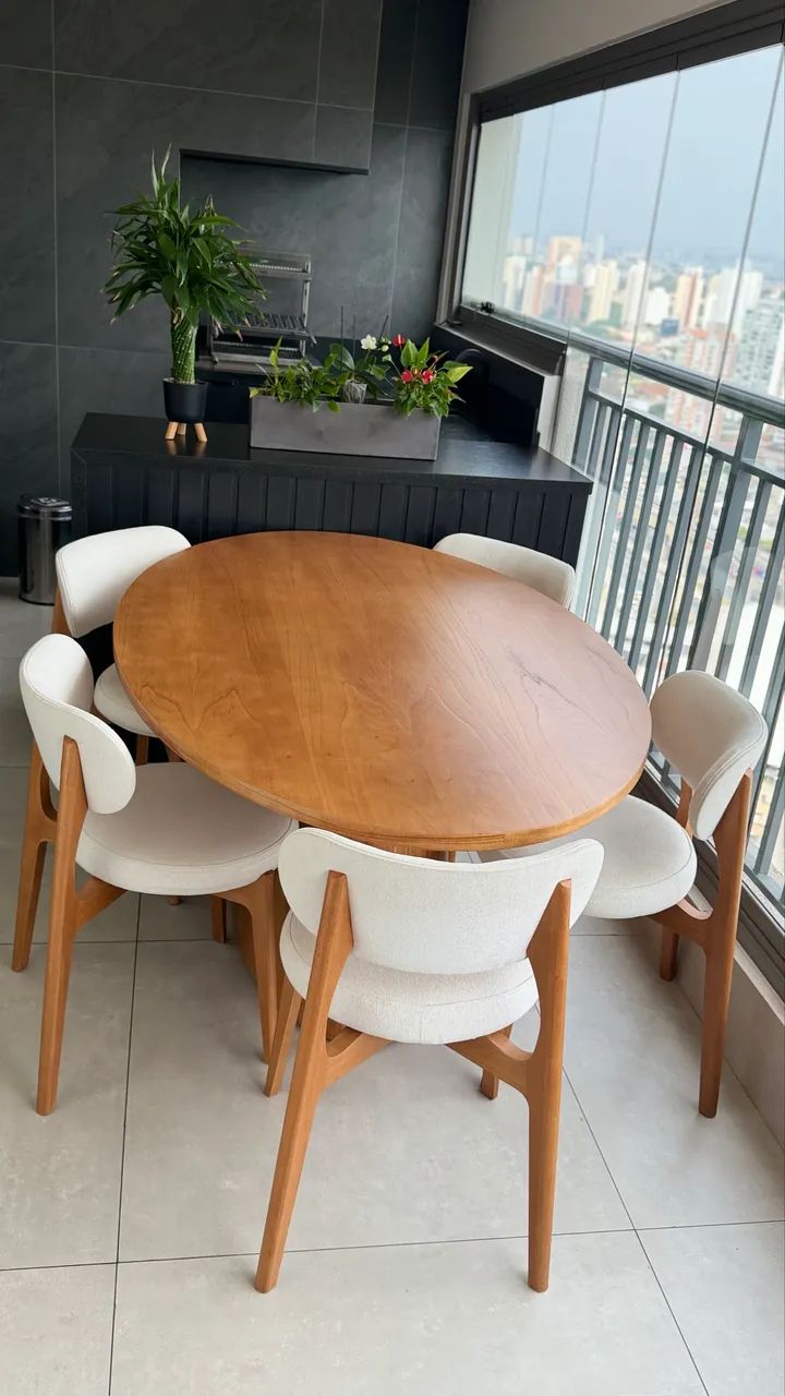 MESA OVAL COM 5 CADEIRAS ALMOFADADAS