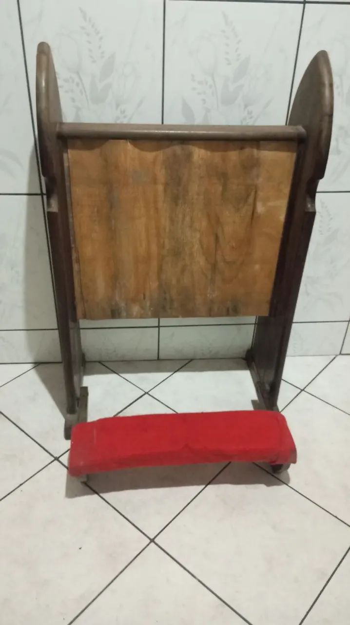 Genuflexório de madeira.