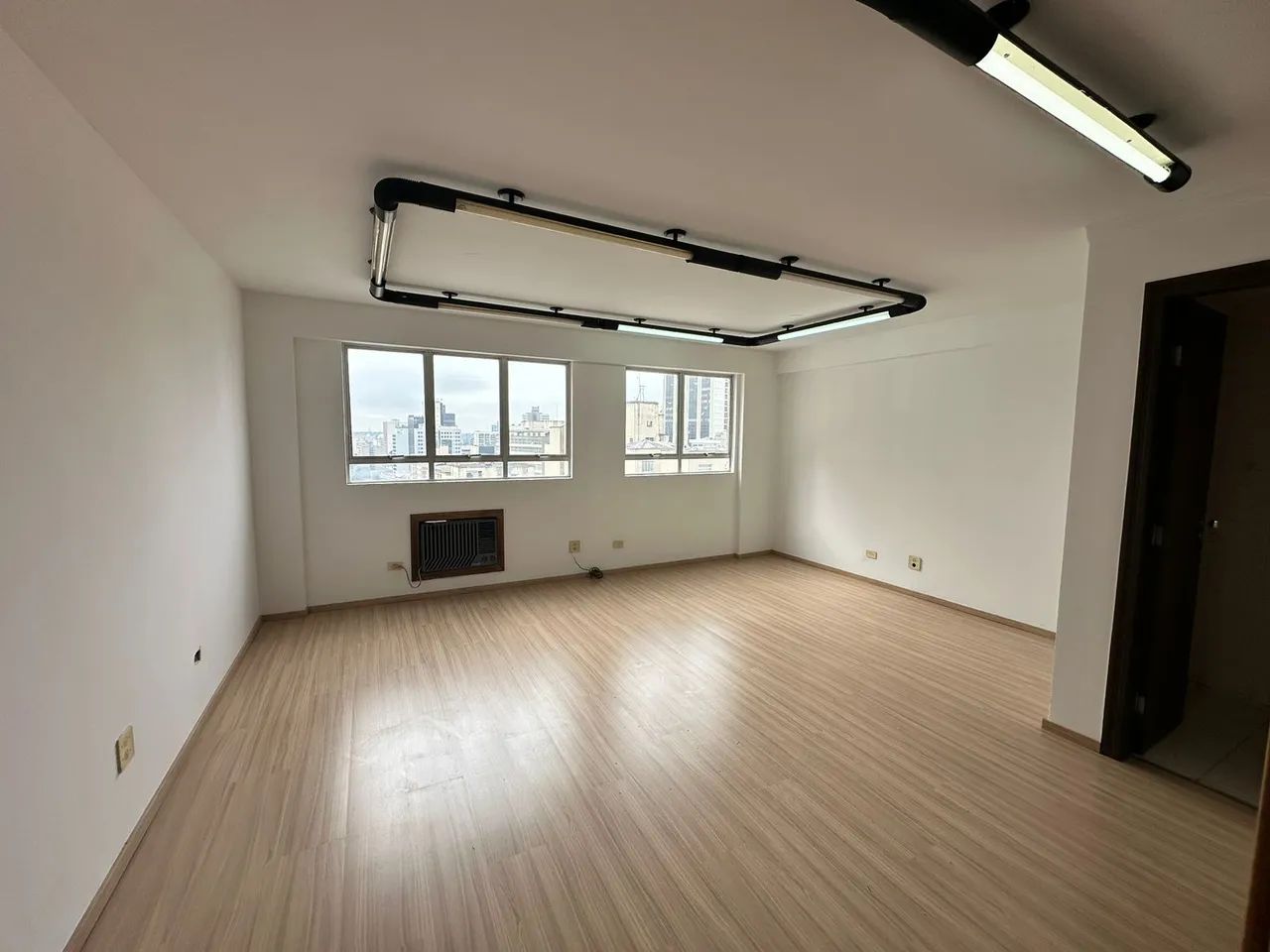 Sala comercial com 40m² reformada na Rua Riachuelo  Centro