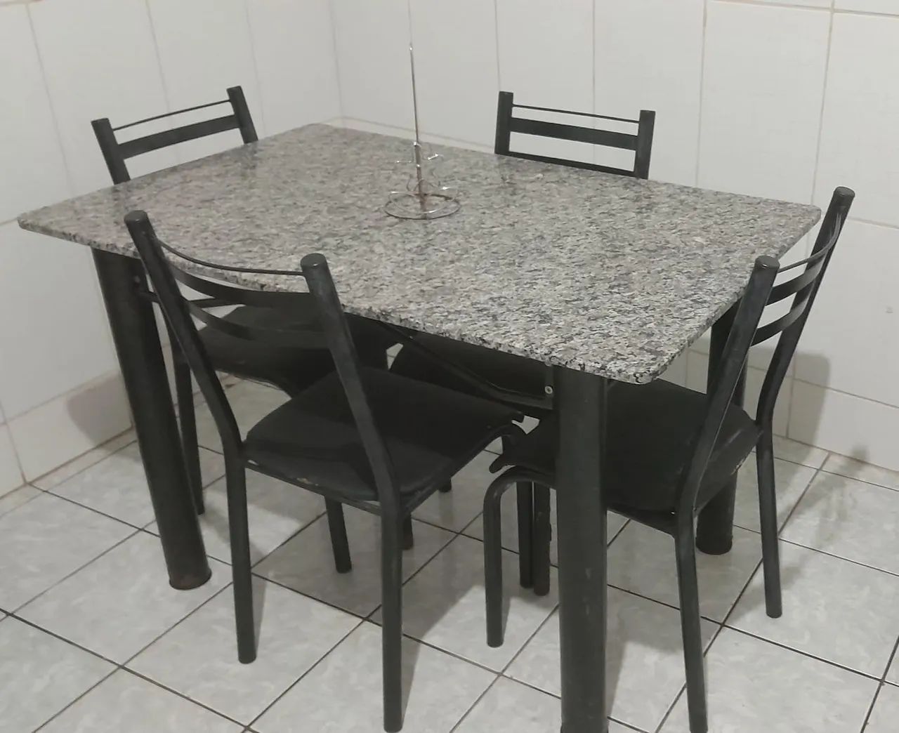 Linda Mesa com 4 Cadeiras  - Foto 2
