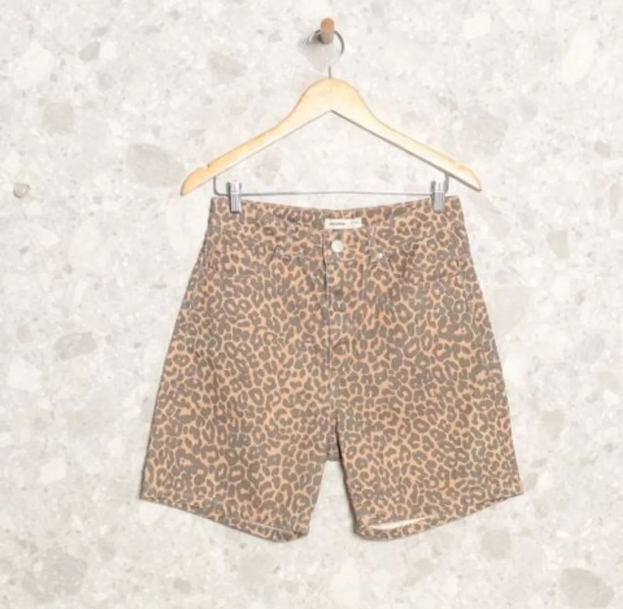 Short bermuda hering de onça estampada animal print 