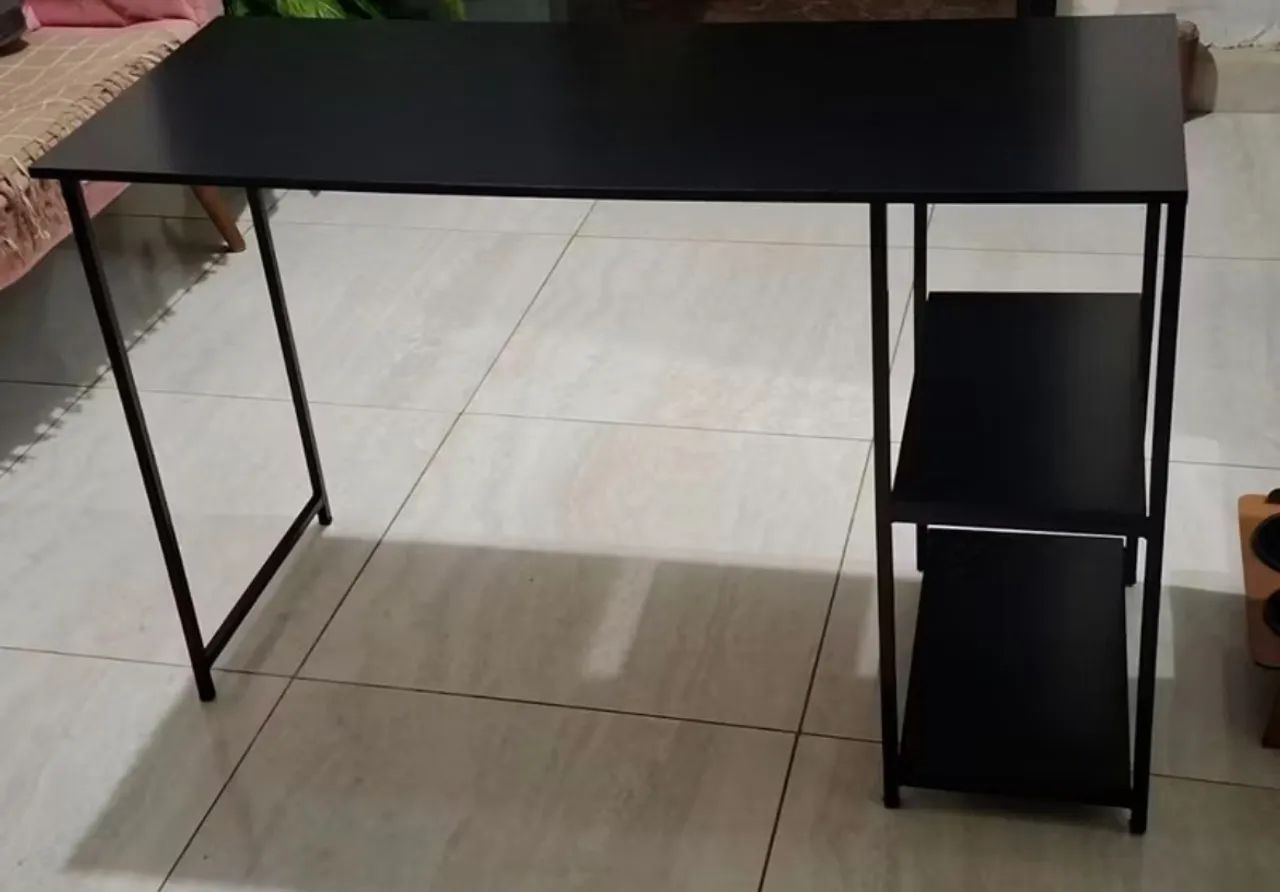 Escrivaninha preta