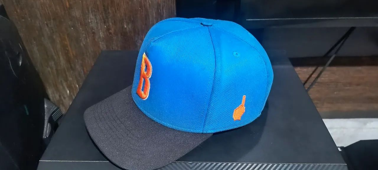 Vendo dois bonés original buh  - Foto 2