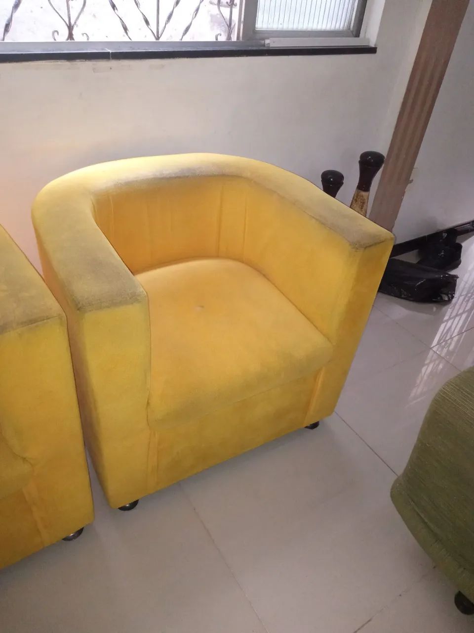 Vendo SOFÁ 2 LUGARES, 2 POLTRONAS SUEDE - Foto 3