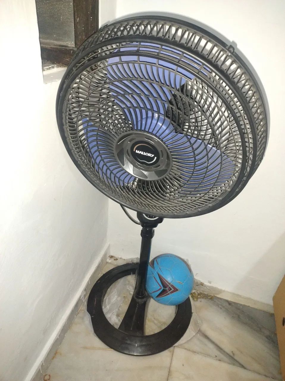 Ventilador com pé 