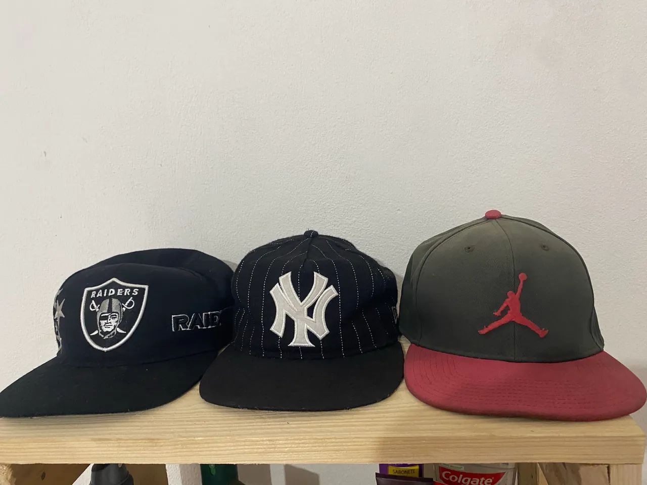 Bonés Jordan e New Era