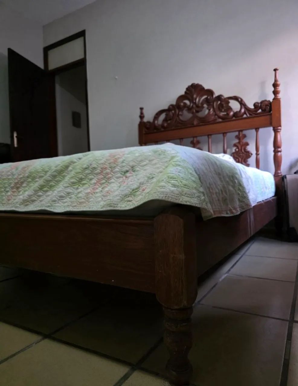 Cama de Casal em Madeira Maciça Trabalhada - Foto 2