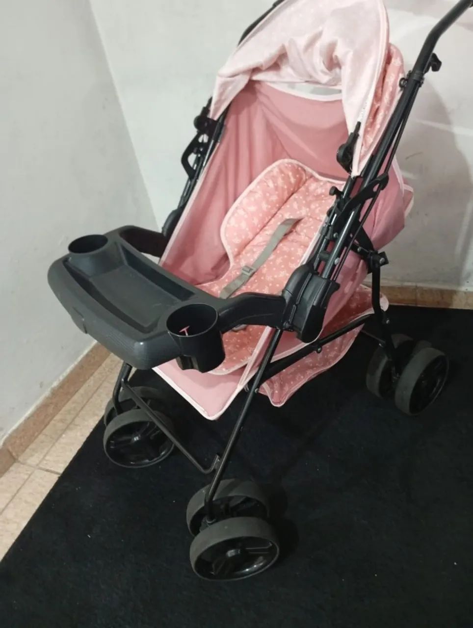 Carrinho de bebê com o bebê conforto 