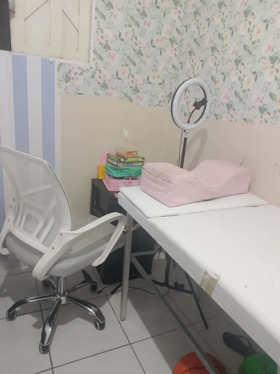 vende-se maca, cadeira e luminária