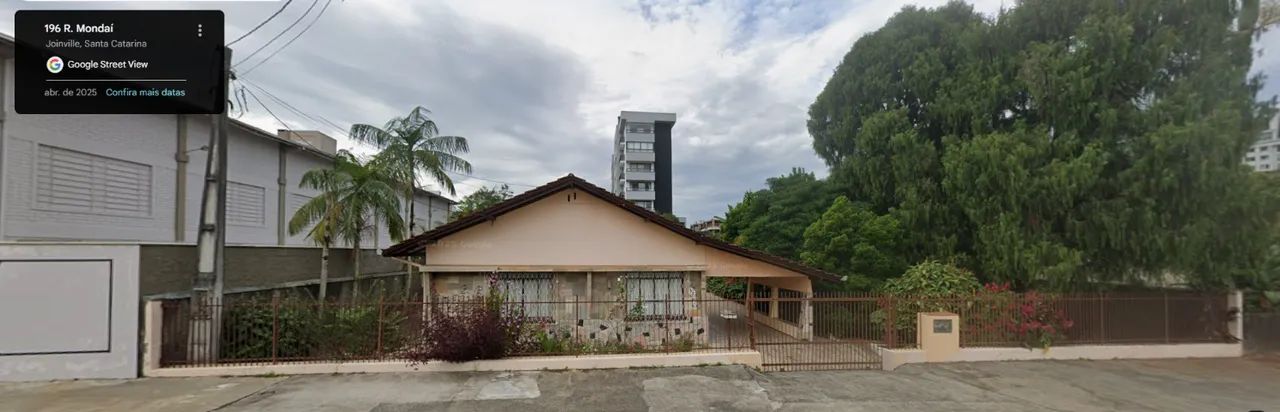 Casa com amplo terreno