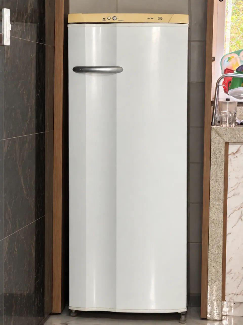 Electrolux, modelo RE28, com capacidade para 240 litros.