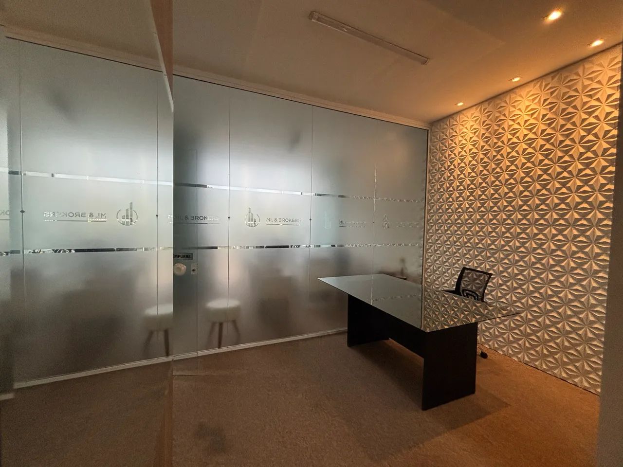 Sala para escritório com móveis  - Foto 2