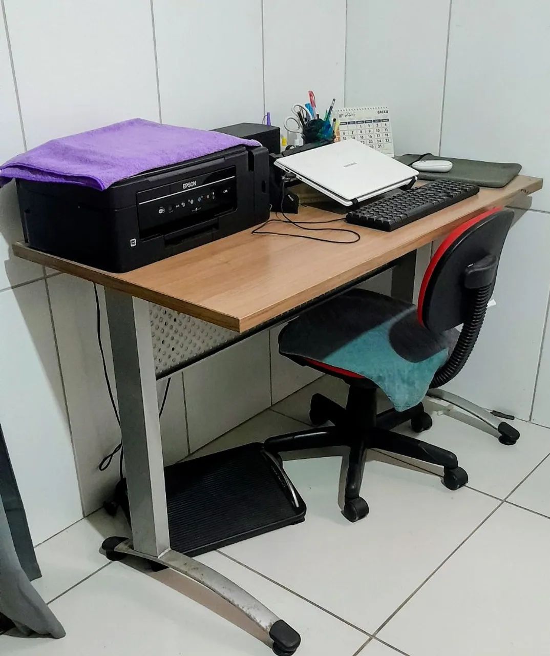 Mesa de escritório com cadeira e espelho