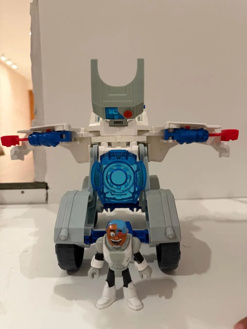 Carro e boneco Cyborg Jovens Titans Imaginext 