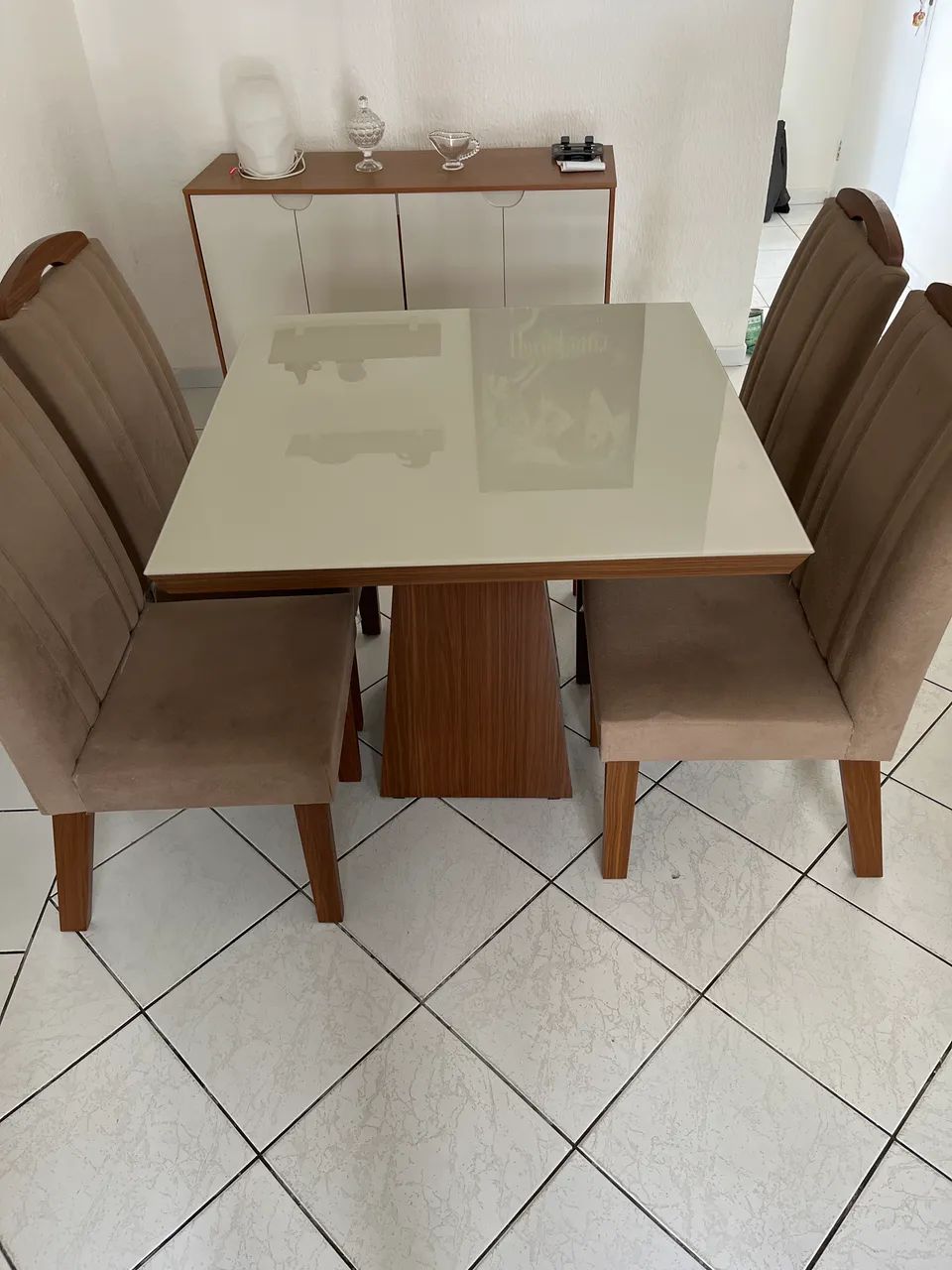 Mesa de jantar com cadeiras 