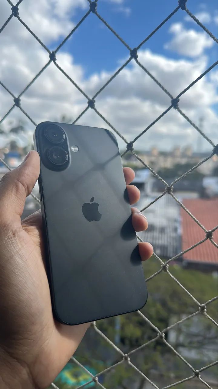 iPhone 16 - Black 