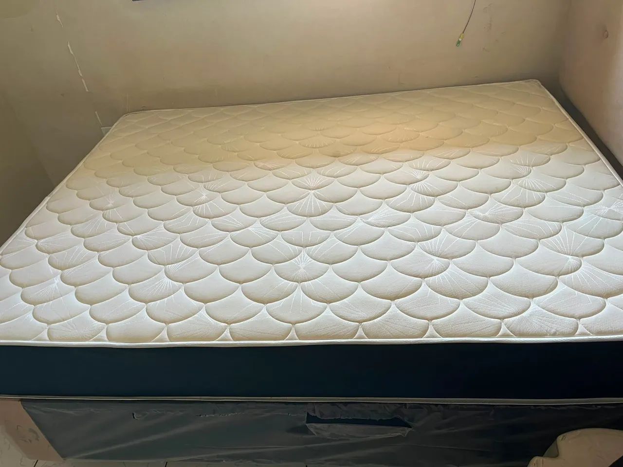 Cama semi-nova