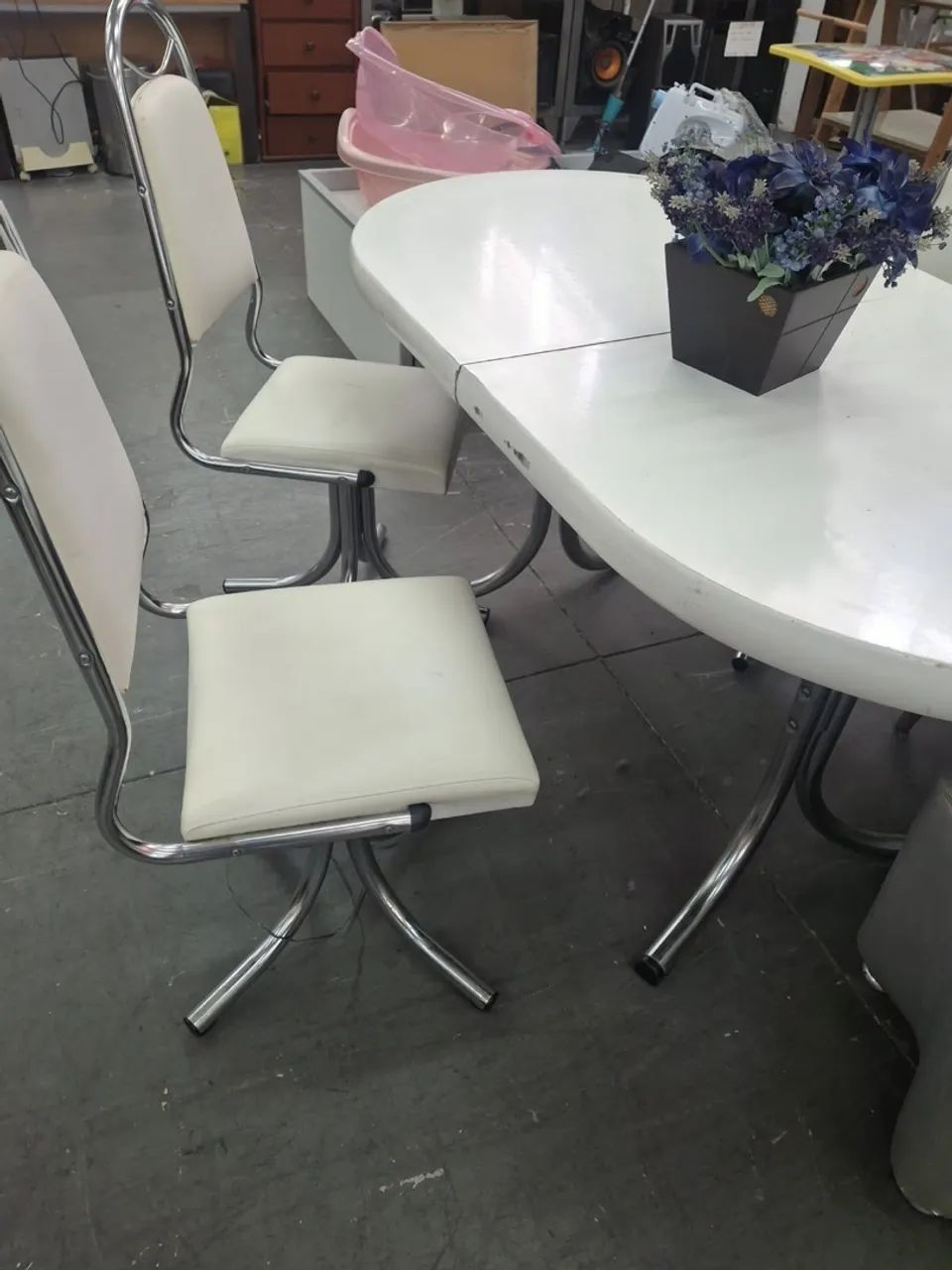 Mesa extensiva com 3 cadeiras giratórias  - Foto 3