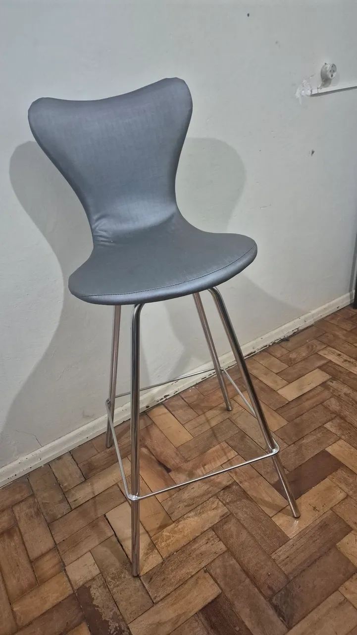 Banqueta alta com encosto 