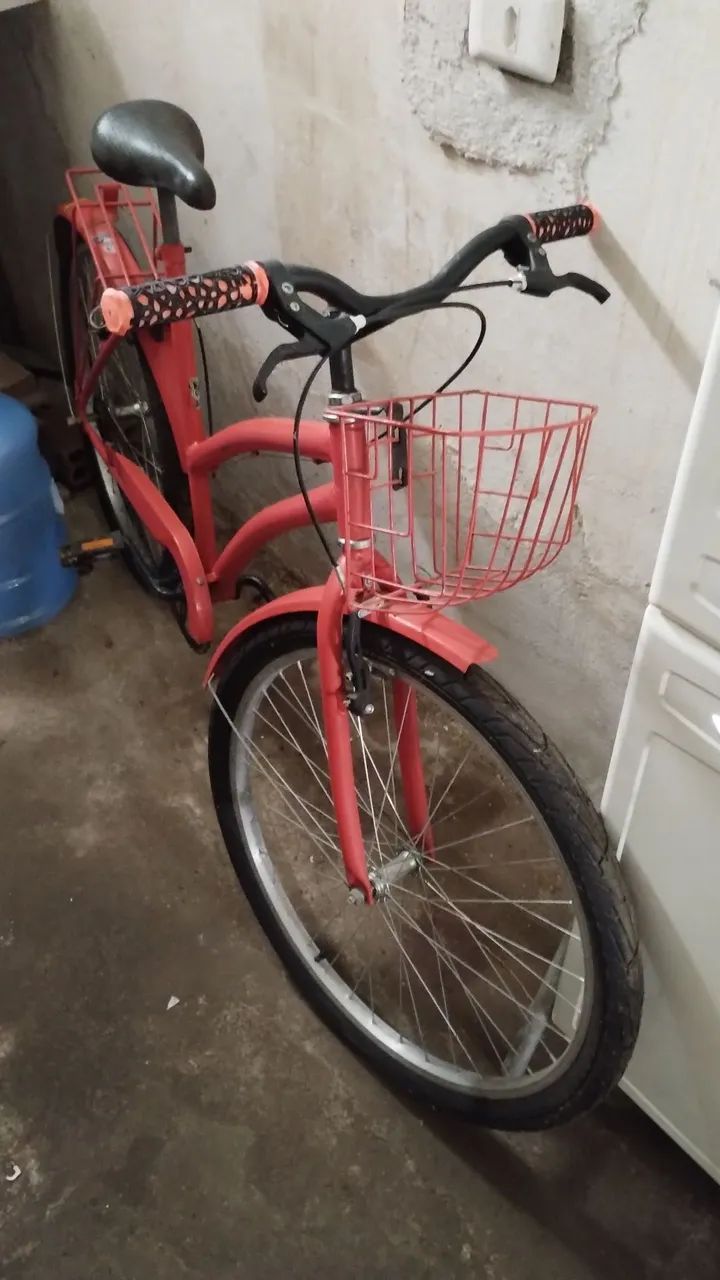 Bicicleta vermelha com cesta