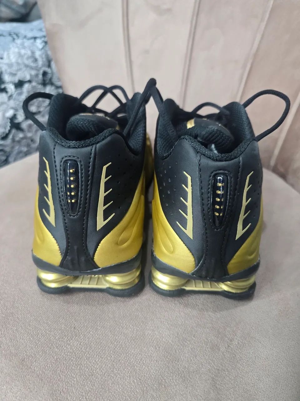 Nike Shox R4 Black Metallic Gold, 43 - Foto 4