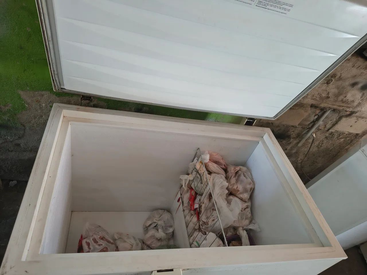 Vendo freezer Eletrolux funcionando perfeitamente dependendo do lugar entrego  - Foto 3