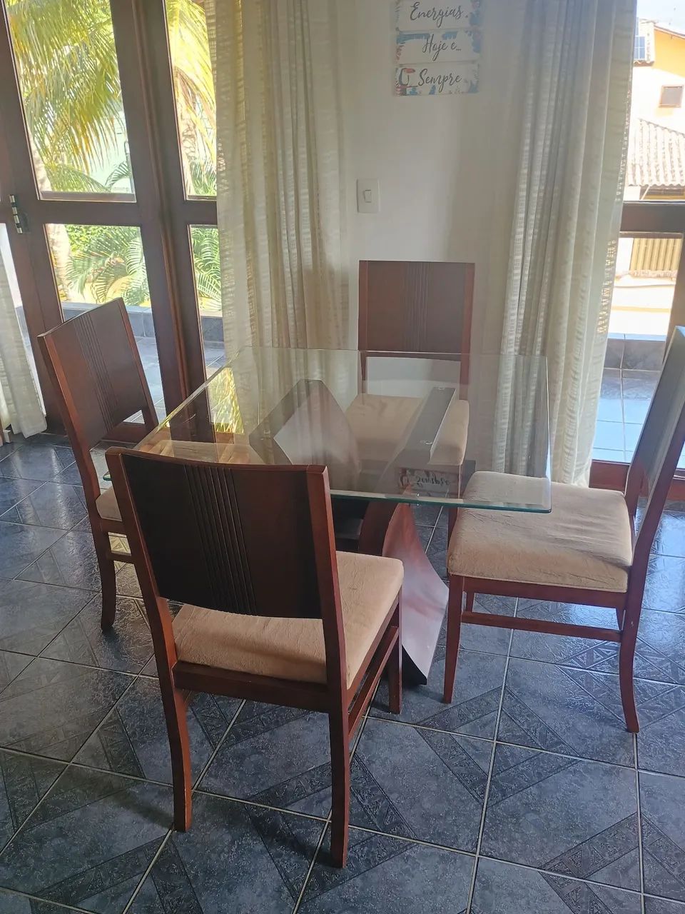 Conjunto mesa + 4 cadeiras madeira 