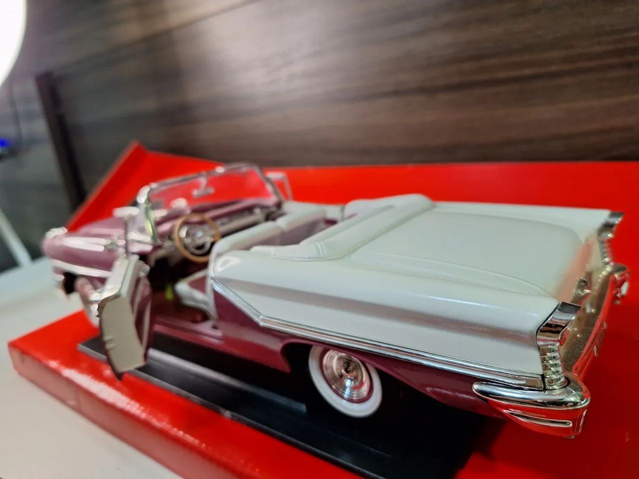 Na caixa, 1:18, Oldsmobile Super88 - Foto 3