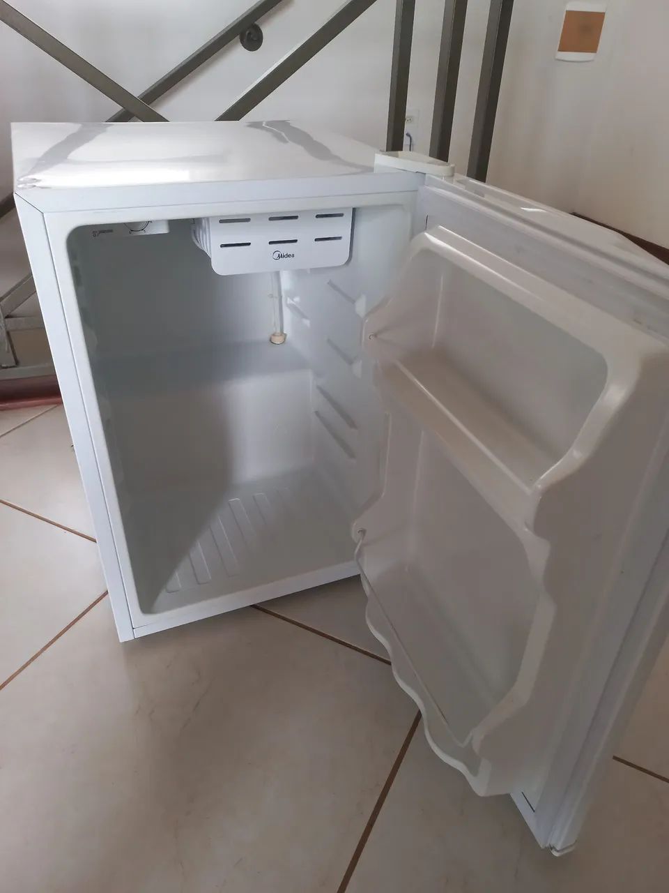 Frigobar Midea 71 litros - Foto 2